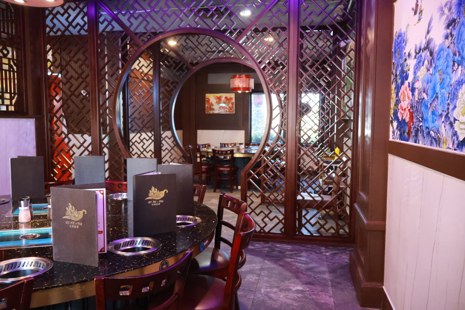 LaMeiZi dining room with a round table and Chinese lattice screens